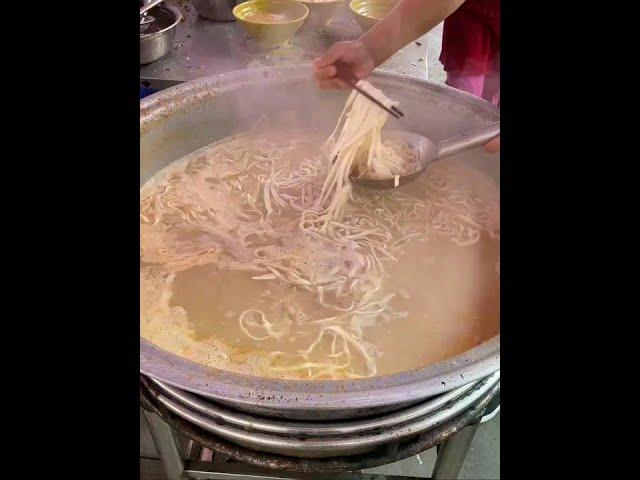 Eating stewed noodles in the big market in Yuansheng  Kaifeng  Henan. The stewed noodles are 8 yuan