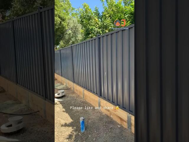 Colourbond fence over the top of timber retaining wall #diy #fencing #gardendesign #construction