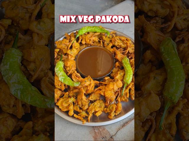 Sardiyon me banaye garma garam mix veg pakoda #mixvegpakora #vegpakoda #pakoda #shorts #msdrasoi