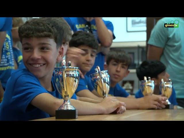 El  JD Gines Infantil ‘A’, recibido en el Ayuntamiento tras ganar la Liga y ascender a 1ª andaluza