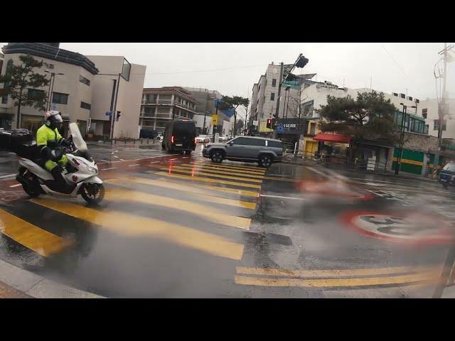 Let's Walk Together on the Rainy Bukchon Street in Korea!