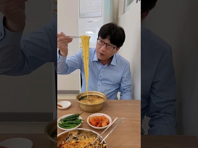 #대구맛집 대구 성서에 가면 국수맛집이 있다 멸치칼국수와 비빔국수 메뉴는 딱 두가지 멸치국수는 진한멸치향 한가득 양도 정말 많다 기본찬은 깍두기와 고추 성서국수️