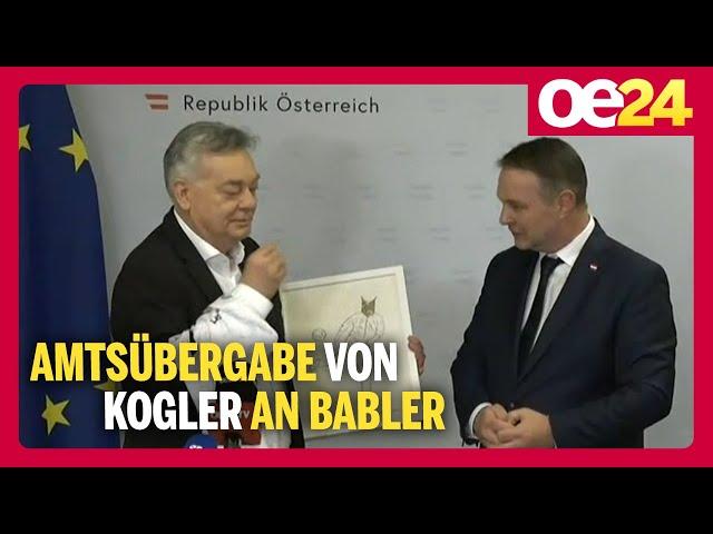 Werner Kogler übergibt Andreas Babler „schirchstes Haus“