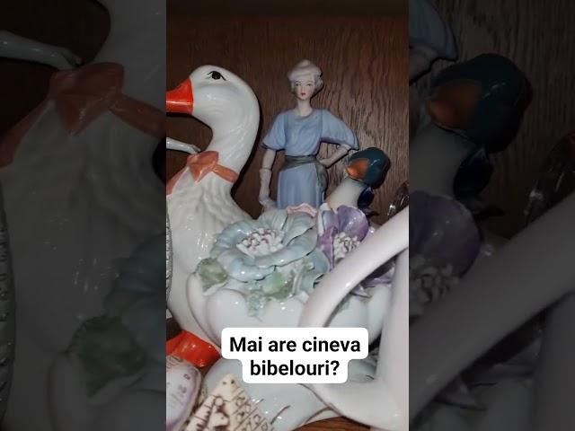 Mai are cineva bibelouri?