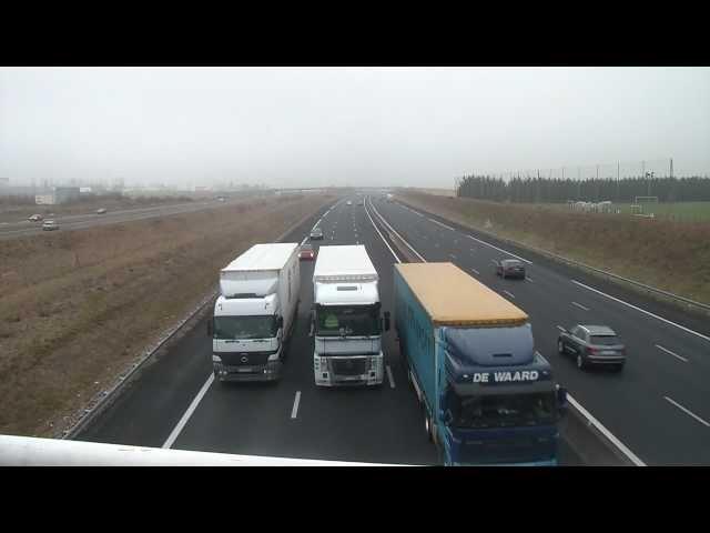 Chauffeur débile sur l'autoroute ! Camion voie de gauche