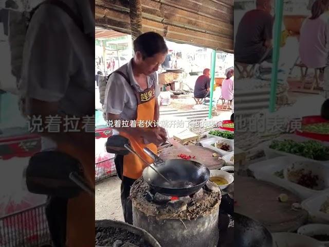 #美食分享 #農村大集 #傳統美食 農村大集老夥計手撕豬血燉豆腐