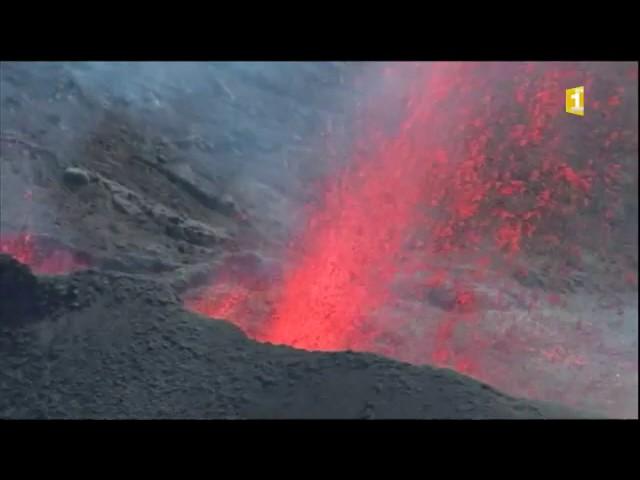 Spettacolare eruzione del Vulcano Piton de la Fournaise  nelle isole Reunion