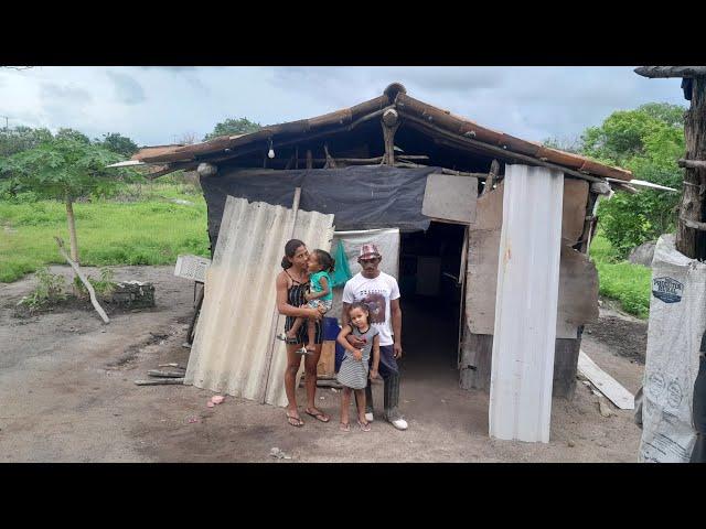 ELES VIVEM EM UM BARRACO IMPROVISADO ISOLADOS E ESQUECIDOS DE TODOS