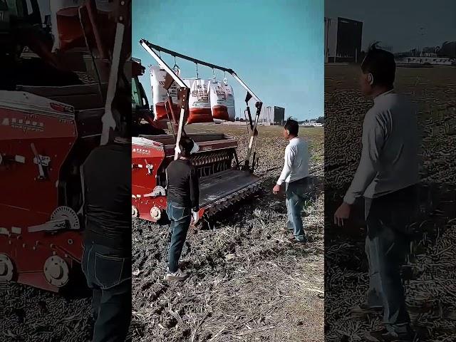 Automatic Fertilizer Loading: Modern Agricultural Machine Boosts Efficiency #satisfying #shorts