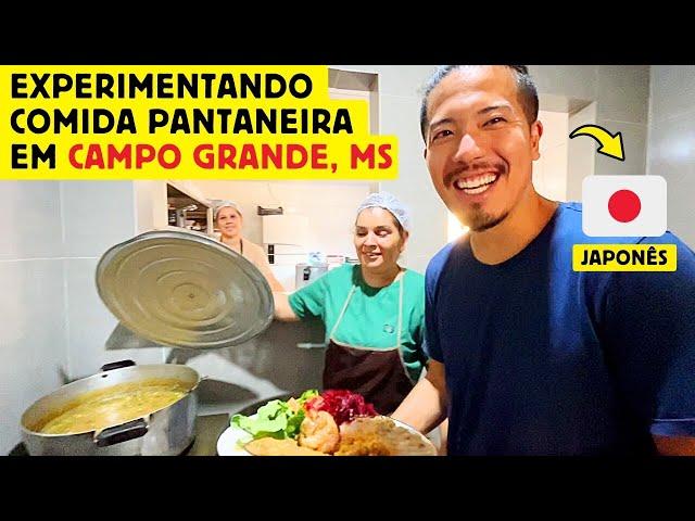 Um japonês experimentando comida pantaneira em Campo Grande, Mato Grosso do Sul