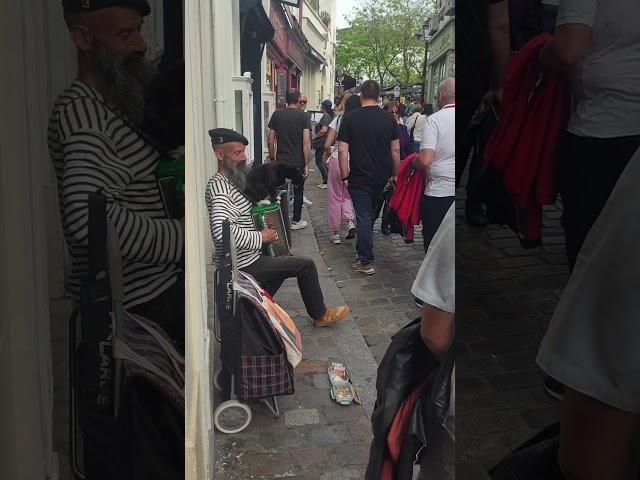 Un accordeoniste avec son chat à Monmartre