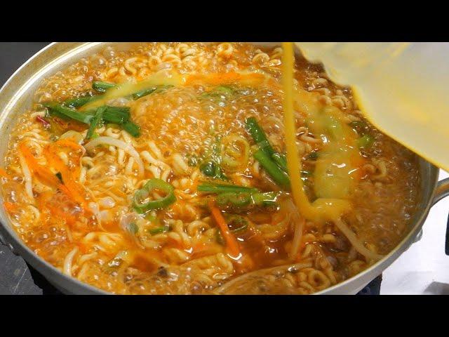 Korean Street Food - Egg Ramen, Cheese Ramen, Dumplings Ramen in Seoul