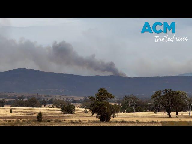 Residents take shelter as Grampians bushfires rage on