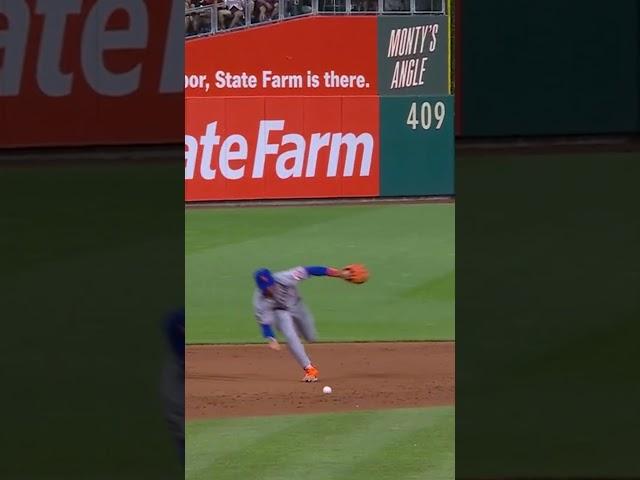 Francisco Lindor makes a jaw-dropping barehanded play on #FridayNightBaseball 
