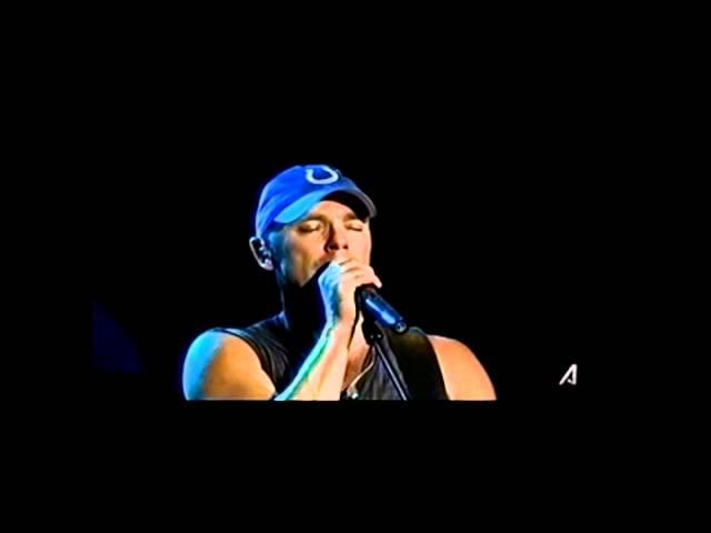 Kenny Chesney Cries On Stage