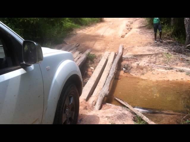 12 Rally Off Road Nissan Frontier atravessando ponte em Porto Seguro