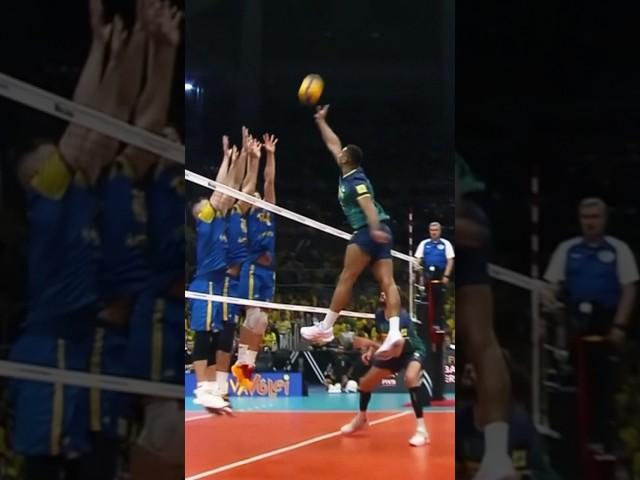 His vertical jump is crazy ‍ #epicvolleyball #volleyballworld #volleyball