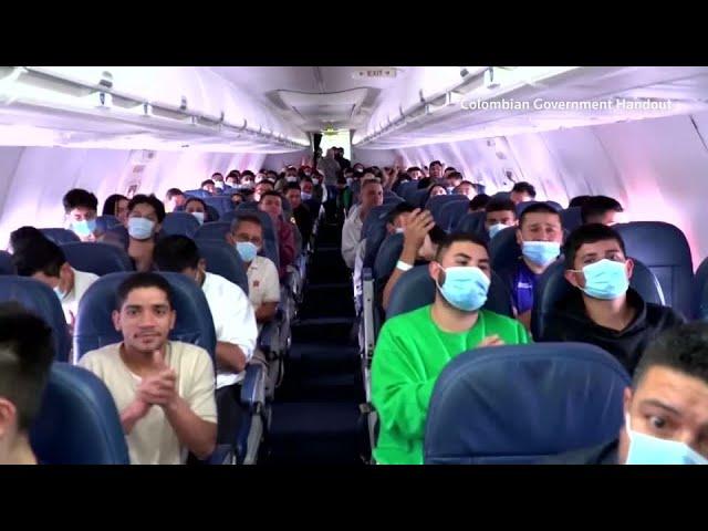 米国からの強制送還者乗せた航空機2機がコロンビア到着、経済への打撃を回避