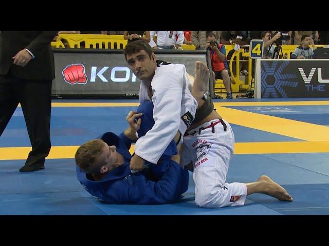 Keenan Cornelius v Leandro Lo / World Championship 2014