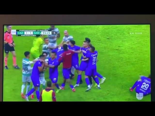 Pelea entre jugadores de Cruz azul vs santos final 2021