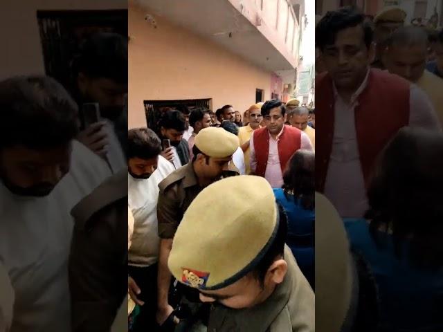 Ravi Kishan help karte hue 🫂 #gorakhpur #ravi #sansad #police