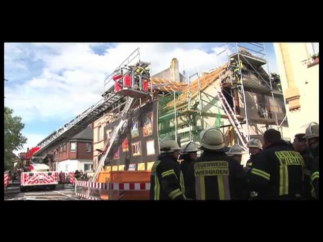 Dachstuhl in Kostheim brennt aus - Feuerwehren stundenlang beschäftigt