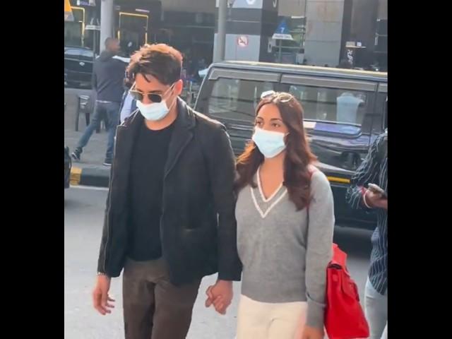 SidKiara Arrive in Delhi for Sidharth Malhotra Birthday Celebration with Family  #sidkiara #shorts