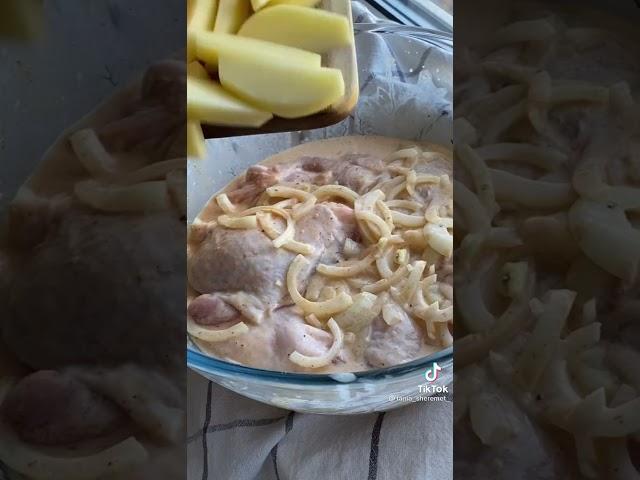 КУРИНЫЕ БЁДРА С КАРТОШКАЙ ЗАПЕЧЁННЫЕ В ДУХОВКЕ .