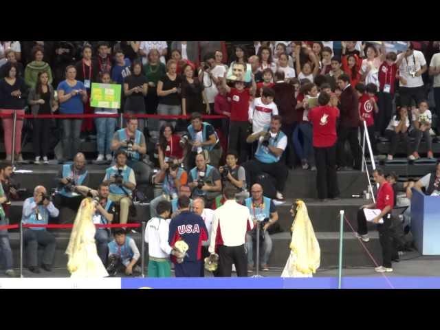 Ryan Lochte gives away his 100 IM gold medal at Istanbul 2012