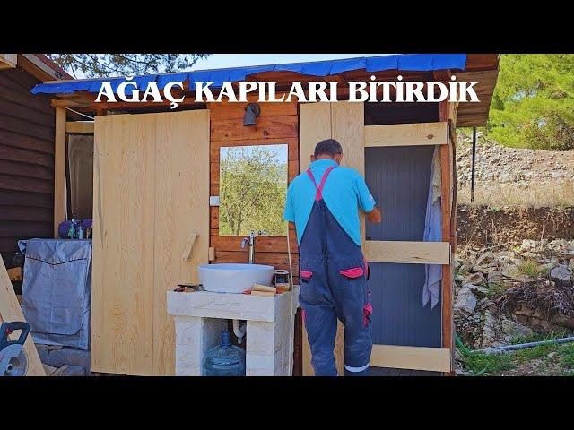 KÖYDEKİ BAHÇE TUVALETİMİZİN AĞAÇ KAPILARINI BİTİRDİK - BASİT AĞAÇ KAPI YAPIMI - KÖYE GÖÇ