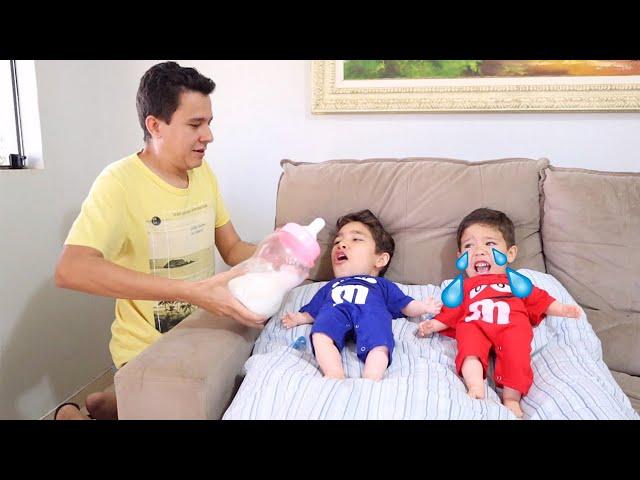 João Pedro e Rafael finge brincar de bebê e o papai não sabe o que eles querem 3