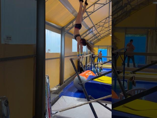 EMMA A PARALLELE  #ginnasticaartistica #ginnastica #bars #gym #gold #training #verticale #kippe