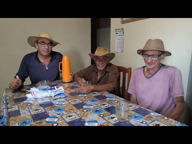 repórter matuto tomando café com seu Pedro Jacó e seu Rufino no sítio mamoeiro verdejante Pe.