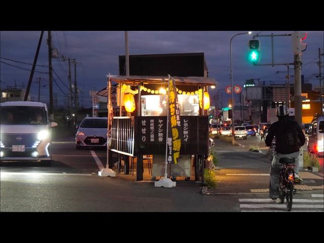 ロードサイドの焼き屋台！道路に挟まれた小さく賑やかな炭火焼鶏