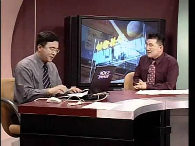 WOW-TV방송사고-나라의 경제를 얘기하고 있는데 파리가 앉았습니다.