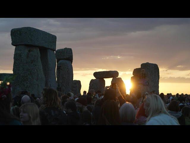 Sun rises over Stonehenge as thousands gather to celebrate summer solstice | AFP