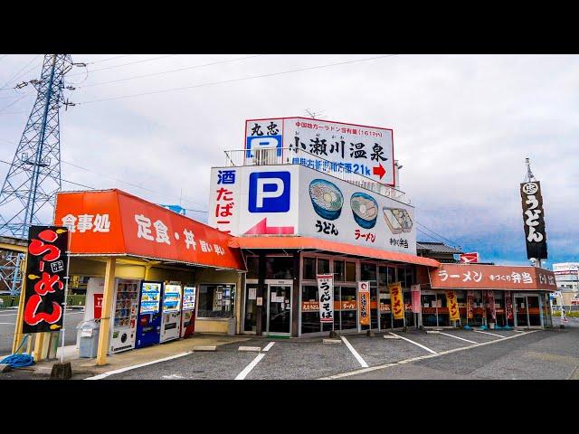 Truck drivers eat their guts out at a large drive-in. ４Drive-Ins in Japan