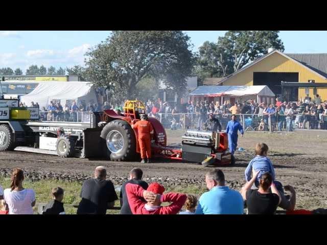 HUGE CRASH!! DM TRACTOR PULLING 2013!