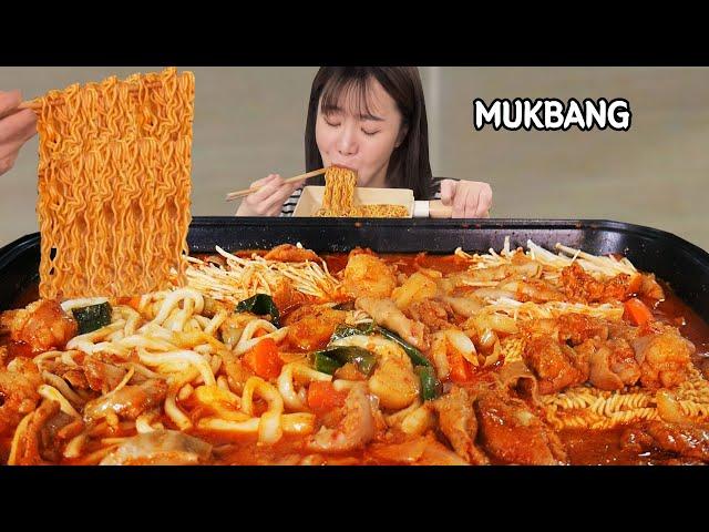 Supersize Gopchang Pot Stew with Chicken Eating showㅣGopchangjeongol MUKBANG