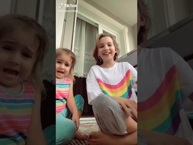 Ecrin Su Çoban ve Defne 