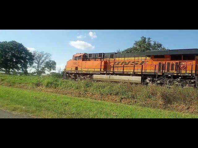 bnsf short freight train 7967 and 7934 heading to Houston. it was a ES44C4 today.