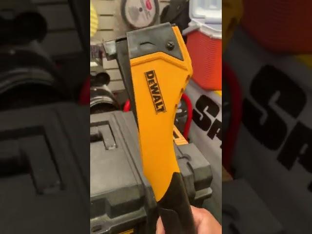 DeWalt Hammer Tacker Engrapadora tipo martillo #dewalttough #dewalt #tools #toolssquad