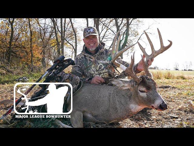 CHIPPER JONES | BIG IOWA BUCKS | RATTLING DURING THE RUT!!