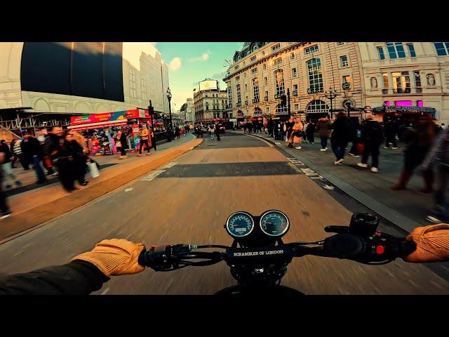 Christmas Ride Through Central London | TRIUMPH  SCRAMBLER 900 | Raw Exhaust [4K]