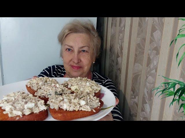 Вкуснейшая намазка на бутерброды.Несколько минут и готово.Такие бутерброды съедаются в момент.