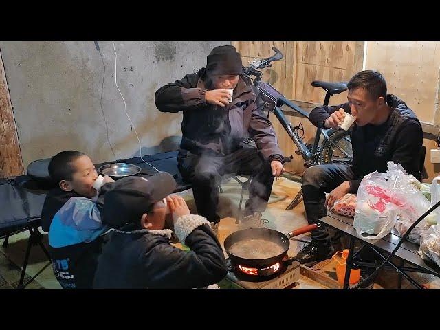 冬季骑行川藏线，租住10元出租屋，和当地小朋友一起吃火锅【追梦人张大飞】