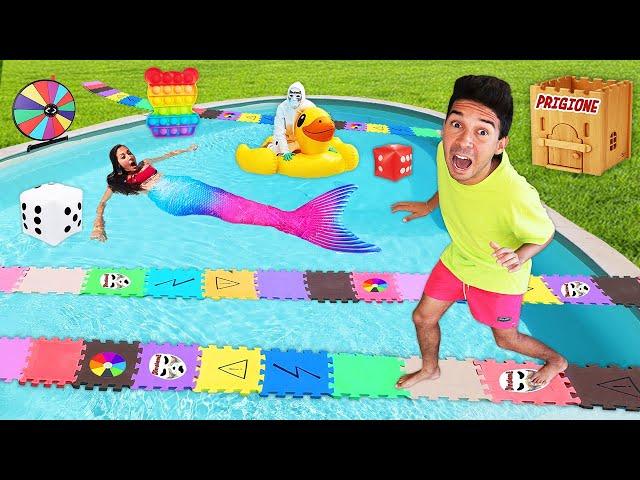 GIOCHIAMO AL GIOCO DA TAVOLO GIGANTE IN PISCINA CON POP IT E DOMINICK SIRENA CONTRO IL DOTTOR TIMOTI