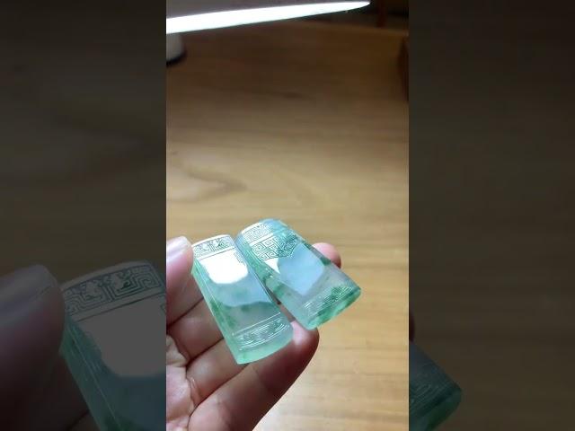 翡翠吊墜丨翡翠飄花仿古牌一對，飄花清靈猶如微風中輕拂的柳葉飄飛，又彷彿置身於清晨的山林，我僅雕了一點簡約的仿古紋，給它點綴一分婉約的古韻。#shorts#翡翠雕刻#翡翠#jade#翡翠吊墜#翡翠掛件