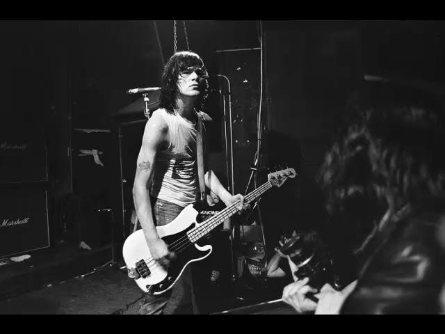 Ramones - Blitzkrieg Bop (Dee Dee Ramone only)