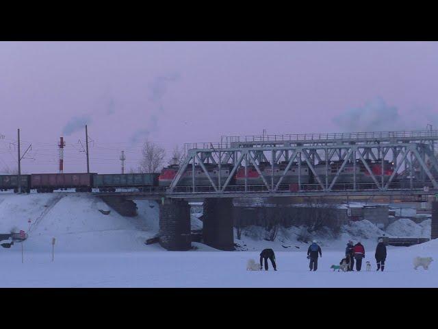 Поезда на железнодорожном мосту через р.Ягорба в Череповце, февраль 2023 года